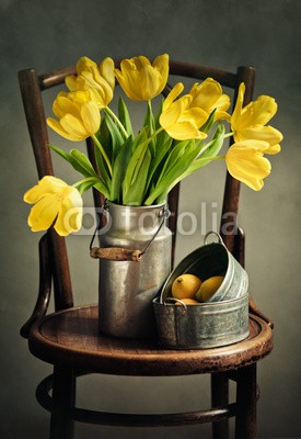 Nailia Schwarz, Stillleben mit gelben Tulpen (Wunschgröße, Fotografie, Stillleben, Stuhl, Tournetstuhl, Tulpen, Milchkanne, Blechkanne, Blechnapf, Zitronen, gelbe Tulpen,  Nostalgie, Landhaus, Esszimmer, Wohnzimmer, Küche, bunt)