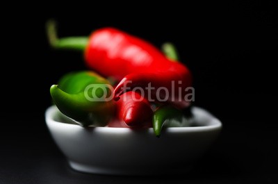 nanisimova, Cayenne pepper in white plate on dark background close up (hintergrund, schwarz, cayenne, chilies, frostig, verfÃ¤rbt, kochen, entwerfen, element, feuer, essen, 4, frische, grÃ¼n, gruppe, hitze, hot, zutaten, kÃ¼che, mexikanerin, natur, niemand, objekt, organisch, paprika, pfeffer, pflanze, teller, rot, retro, re)