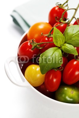 Natalia Klenova, Assorted tomatoes and vegetables in colander (tomaten, tomaten, basilikum, frisch, hintergrund, weiß, vitamine, vegan, diät, essen, roh, märkte, vegetarisch, reif, pfeffer, natürlich, ackerbau, grün, herbst, rot, organisch, jahreszeitlich, mischen, flavour, sommer, sauber, salate, sortimen)