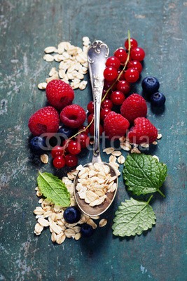 Natalia Klenova, Breakfast with oats and berries (hafer, milch, frühstücken, haferflocken, schüssel, süss, korn, vegetarisch, stilleben, natürlich, ackerbau, flocke, nachspeise, weiß, sample, müsli, ohr, weizen, rote johannisbeere, blueberry, voll, fitness, himbeeren, karte, calcium, beere, löffel)