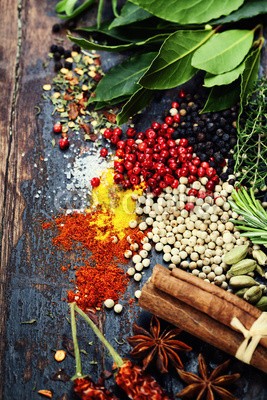 Natalia Klenova, Spices and herbs (gewürz, kraut, essen, asiatisch, indianer, close-up, gericht, pfeffer, paprika, natürlich, kardamom, türkisch, rot, aroma, handvoll, gelb, flavour, ingwer, orange, würze, different, traditionell, flavour, striegeln, close-up, dunkel, holz, kurkum)