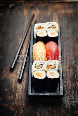 Natalia Klenova, sushi with chopsticks (sushi, meeresfrüchte, essen, japan, rolle, set, teller, bar, schwarz, fisch, lachs, hintergrund, landesgrenzen, grün, rot, ingwer, vorbereitung, restaurant, luxus, abnehmen, kochen, feinschmecker, different, sortiment, traditionell, philadelphia, asie)