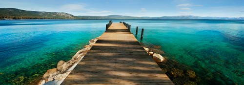 Natalie Mikaels, Hues of Blue (Wunschgröße, Fotografie, Landschaft, Meeresbrise, Meer, Küste, Horizont, Steg, Sehnsucht, Badezimmer, Schlafzimmer, bunt)
