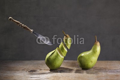 Nailia Schwarz, Kein Entkommen (birne, birne, einfach, fliege, cutter, weinen, schnitt, zerschneiden, schweben, verfolgen, jagd, gefahr, scheibe, teller, stilleben, stilleben, stilleben, obst, obst, fliegender, schwebend, schwerkraft, moments, schnappschuss, zeit, gefroren, merkwÃ¼rdi)