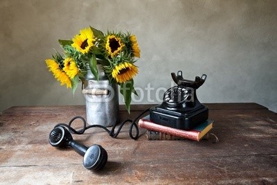 Nailia Schwarz, Telefon und Sonnenblumen (telefon, wahlscheibe, analog, schwarz, leuchtend, empfänger, stille, abgelegt, blume, sonnenblume, sonnenblume, milchkanne, stilleben, bunt, tisch, holztisch, retro, licht, sunlight, malerei, stilleben, classic, intensiv, dekoration, dekorativ, hübsc)