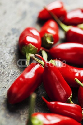 Natalia Klenova, chili peppers (essen, pfeffer, mexikanerin, chilies, hot, rot, hintergrund, gewürz, kochen, küche, hölzern, paprika, holz, grün, objekt, entwerfen, frische, anblick, alt, verfärbt, feuer, retro, tapete, vegetarisch, tisch, reif, niemand, organisch, cayenne, vol)