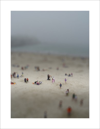 Nicolas Le Beuan Bénic, Plage,2008 (Modern, Photokunst, Fotokunst, Landschaft,, Strand, Meer, Weichzeichner, Menschen, Spaziergang, Strandbesucher, grau / bunt)