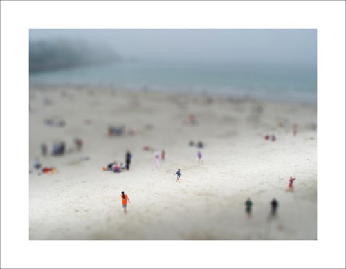 Nicolas Le Beuan Bénic, Plage,2008 (Modern, Photokunst, Fotokunst, Landschaft,, Strand, Meer, Weichzeichner, Menschen, Spaziergang, Strandbesucher, grau / bunt)