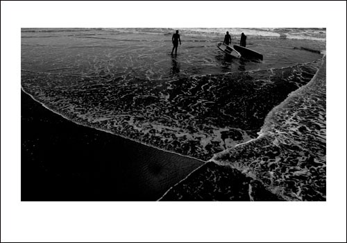 Nicolas Le Beuan Bénic, Surf 1, 2009 (Modern, Photokunst, Fotokunst, Landschaft, Strand, Meer, Wellen, Wasser, Schaum, Menschen, Surfer, Surfbrett, schwarz / weiß)