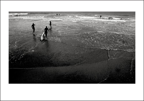 Nicolas Le Beuan Bénic, Surf 2, 2009 (Modern, Photokunst, Fotokunst, Landschaft, Strand, Meer, Wellen, Wasser, Schaum, Menschen, Surfer, Surfbrett, schwarz / weiß)