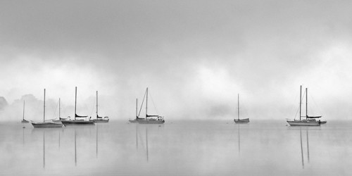 Nicholas Bell, Hoist the Sail (Meeresbrise, Nebel, Dunst, Segelboote, Stille, Spiegelungen, Reflexionen, Wohnzimmer, Treppenhaus, Wunschgröße, Fotografie,  schwarz/weiß)