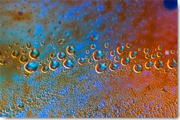 NUPHO, Droping Caravan (Wassertropfen, schillern, glänzen, Fotokunst, modern, Wunschgröße, Wohnzimmer, Büro, bunt)