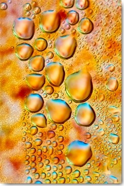 NUPHO, Feuerwasser (Wassertropfen, schillern, glänzen, Fotokunst, modern, Wunschgröße, Wohnzimmer, Büro, gold)