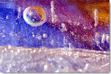 NUPHO, The Circled Ice (Wassertropfen, schillernd, Eis, eisig, gefroren, glänzen, Fotokunst, modern, Wunschgröße, Wohnzimmer, Büro, bunt)