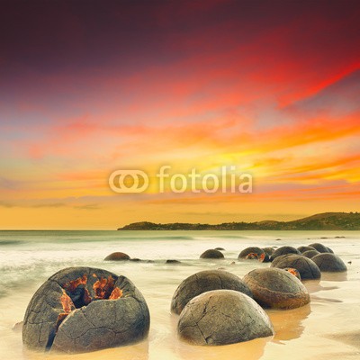 Olga Khoroshunova, Moeraki Boulders (brocken, sonnenuntergänge, sunrise, landschaft, schön, ball, strand, blau, wolkenschleier, wolken, küste, coastline, reiseziel, erosion, abend, berühmt, orientierungslichter, natürlich, natur, neu, ozean, friedentaube, phänomen, fels, runde, san)