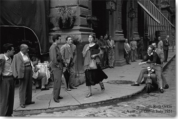 Ruth Orkin, American Girl in Italy (American Scene, Amerikanerin, junge Frau, Italiener, 50ger Jahre, People & Eros, Fotografie, Treppenhaus, Wohnzimmer, schwarz/weiß)