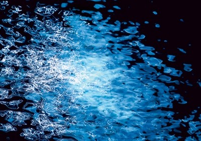 Ortwin Klipp, Liquids 3 (Fotokunst, Wasser, Reflexionen, Spiegelungen, Licht, Klarheit, Frische, Büro, Business, Wohnzimmer, Wunschgröße, blau)