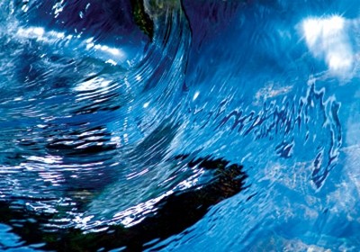 Ortwin Klipp, Liquids 7 (Fotokunst, Wasser, Welle, Rolle, Bewegung, Energie, Kraft, Büro, Business, Wohnzimmer, Wunschgröße, blau)