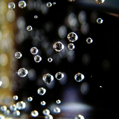 Ortwin Klipp, Slow Motion II (Fotokunst, Wassertropfen, verschwommen, diffus, Unklarheit, Wohnzimmer, Treppenhaus, bunt)