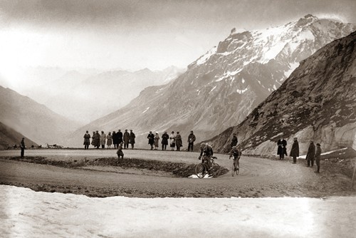 Presse e Sports, Snow in the Galibier, 1924 (Alpen Berge, Gebirge, Frankreich, Fotogrfie, historisch, Nostalgie, Touristen, Landschaften, Landschaftsfotografie, Wunschgröße, Treppenhaus, Wohnzimmer, schwarz/weiß)