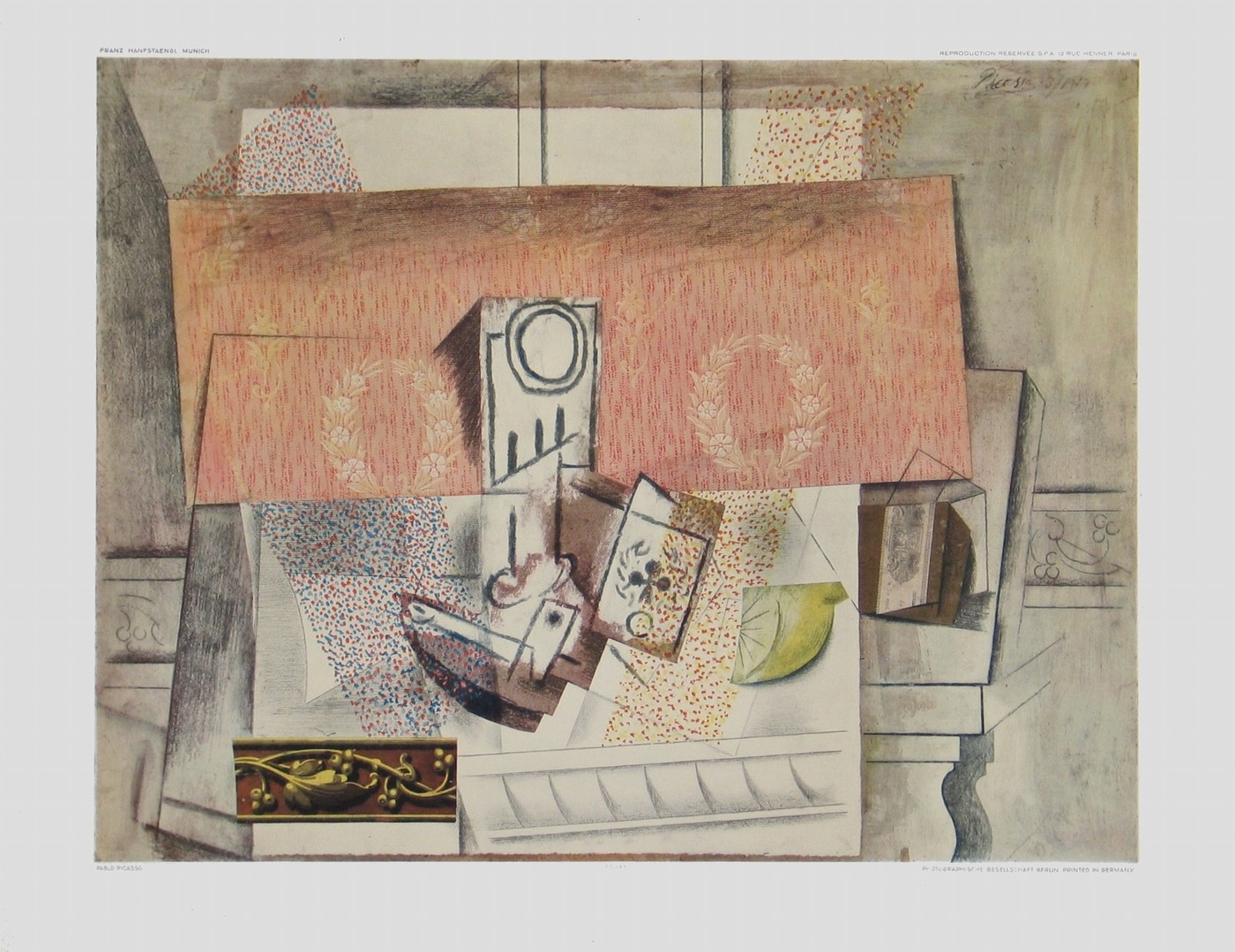 Pablo Picasso, Stilleben mit roter Tapete (Klassische Moderne, Malerei, Kubismus, Stillleben, Tisch, Spielkarte, geometrische Formen, Esszimmer, Wohnzimmer, Treppenhaus, bunt)