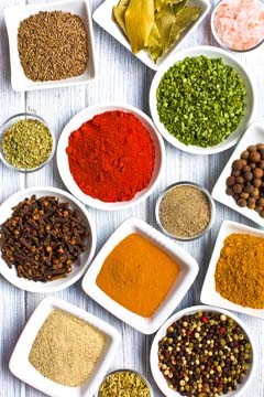 Panthermedia, Colorful Spices And Herbs (Wunschgröße, Fotografie, Photografie,  Gewürze, Kräuter, Schälchen, Küche, Gastronomie, Bistro, Restaurant, bunt)
