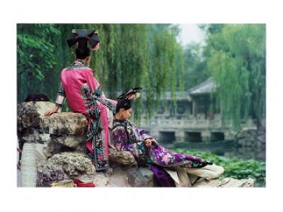 Basil Pao, Garden of Fragrant Light (Geishas, historische Kostüme, Kimono, Japan, Frauen, Park, Garten, Fotografie, Treppenhaus, Wohnzimmer, bunt)