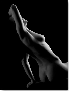 Peter Hillert, Sensualité (Fotokunst, People & Eros, Aktbild, nackt, Frau, Brust, Erotik, Schlafzimmer, Wunschgröße, Modern, schwarz/weiß,)