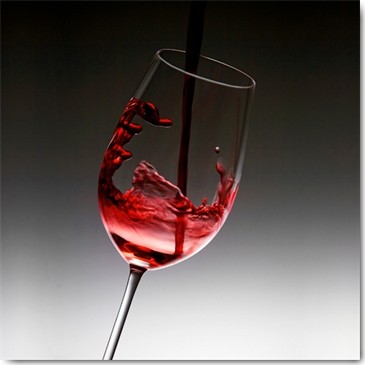 Peter Hillert, Liquids V (Fotokunst, Glas, Rotwein, Eingießen, Küche, Gastronomie, Esszimmer, Bistro, Wunschgröße, Modern, rot / grau)