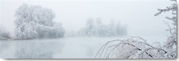 Peter Hillert, Winterlandschaft II (Fotokunst, Landschaft, Dunst, Winter, Bäume, Schnee, Eis, Frost, Reif, See, Wunschgröße, Modern, Schlafzimmer, Wohnzimmer, schwarz/weiß)