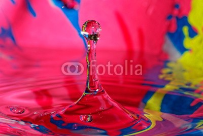 PETER LAKOMY, Splashing Colors, Splashing Water (wasser, wassertropfen, tau, bewegung, regenbogen, isoliert, flüssig, grün, rot, abstrakt, nass, welle, platsch, strömend, flüssigkeit, kunstvoll, verfärbt, fließen, bunt, kunst, blau, entladen, close-up, blase, vielfarbi)