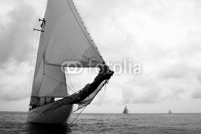 PHOTOPOLITAIN, team spirit esprit d'équipe voilier regate mer ocean yachting (segel, segelboot, boot, regatta, meer, ozean, segelsport, segelboot, mittelmeer, crew, azur, provence, regatta, segelboot, blau, boot, hafen, fischfang, fischer, seil, brücke, teakholz, besinnung, kette, anker, bar, steuerruder, welle, schaum, fahnenstang)