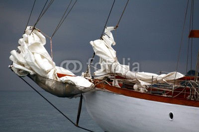 PHOTOPOLITAIN, team spirit esprit d'équipe voilier regate mer ocean yachting (segel, segelboot, boot, regatta, meer, ozean, segelsport, segelboot, mittelmeer, crew, azur, provence, stangen, regatta, segelboot, blau, boot, hafen, fischfang, fischer, seil, brücke, teakholz, besinnung, kette, anker, bar, steuerruder, welle, schau)