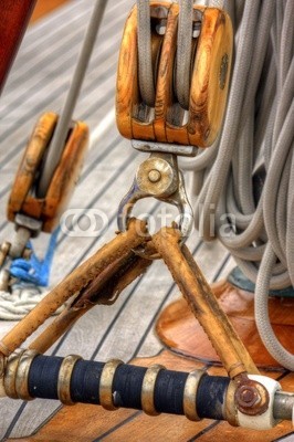 PHOTOPOLITAIN, team spirit esprit d'équipe voilier regate mer ocean yachting (segel, segelboot, boot, regatta, meer, ozean, segelsport, segelboot, mittelmeer, crew, azur, provence, regatta, segelboot, blau, boot, hafen, fischfang, fischer, seil, brücke, teakholz, besinnung, kette, anker, bar, steuerruder, welle, schaum, fahnenstang)