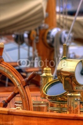 PHOTOPOLITAIN, team spirit esprit d'équipe voilier regate mer ocean yachting (segel, segelboot, boot, regatta, meer, ozean, segelsport, segelboot, mittelmeer, crew, azur, provence, regatta, segelboot, blau, boot, hafen, fischfang, fischer, seil, brücke, teakholz, besinnung, kette, anker, bar, steuerruder, welle, schaum, fahnenstang)