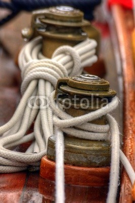 PHOTOPOLITAIN, team spirit esprit d'équipe voilier regate mer ocean yachting (segel, segelboot, boot, regatta, meer, ozean, segelsport, segelboot, mittelmeer, crew, azur, provence, regatta, segelboot, blau, boot, hafen, fischfang, fischer, seil, brücke, teakholz, besinnung, kette, anker, bar, steuerruder, welle, schaum, fahnenstang)