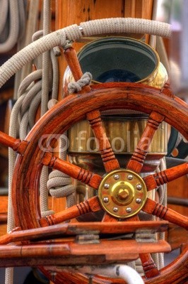 PHOTOPOLITAIN, team spirit esprit d'équipe voilier regate mer ocean yachting (segel, segelboot, boot, regatta, meer, ozean, segelsport, segelboot, mittelmeer, crew, azur, provence, stangen, regatta, segelboot, blau, boot, hafen, fischfang, fischer, seil, brücke, teakholz, besinnung, kette, anker, bar, steuerruder, welle, schau)