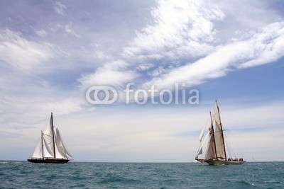 PHOTOPOLITAIN, voilier bateau pêche port mer méditerranée côte d'azur provence (regatta, segelboot, meer, mittelmeer, azur, provence, stangen, segelboot, blau, boot, hafen, fischfang, fischer, seil, brücke, teakholz, besinnung, kette, anker, bar, steuerruder, crew, welle, schaum, fahnenstang)