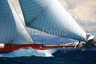 PHOTOPOLITAIN, voilier bateau régate port mer méditerranée côte d'azur provence (segelboot, meer, mittelmeer, azur, provence, stangen, regatta, segelboot, blau, boot, hafen, fischfang, fischer, seil, brücke, teakholz, besinnung, kette, anker, bar, steuerruder, crew, welle, schaum, fahnenstang)