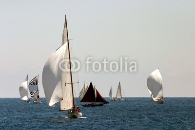 PHOTOPOLITAIN, voilier bateau régate port mer méditerranée côte d'azur provence (regatta, segelboot, meer, mittelmeer, azur, provence, stangen, segelboot, blau, boot, hafen, fischfang, fischer, seil, brücke, teakholz, besinnung, kette, anker, bar, steuerruder, crew, welle, schaum, fahnenstang)