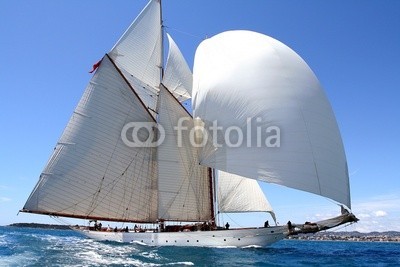 PHOTOPOLITAIN, team spirit esprit d'équipe voilier regate mer ocean yachting (segel, segelboot, boot, regatta, meer, ozean, segelsport, segelboot, mittelmeer, crew, azur, provence, stangen, regatta, segelboot, blau, boot, hafen, fischfang, fischer, seil, brücke, teakholz, besinnung, kette, anker, bar, steuerruder, welle, schau)