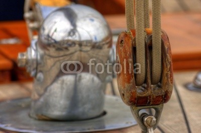 PHOTOPOLITAIN, team spirit esprit d'équipe voilier regate mer ocean yachting (segel, segelboot, boot, regatta, meer, ozean, segelsport, segelboot, mittelmeer, crew, azur, provence, regatta, segelboot, blau, boot, hafen, fischfang, fischer, seil, brücke, teakholz, besinnung, kette, anker, bar, steuerruder, welle, schaum, fahnenstang)