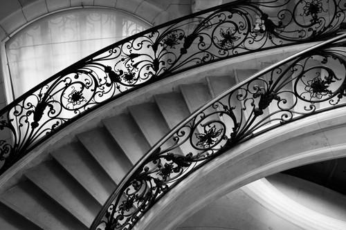 Jody Stuart, Parisian Staircase II (Architektur, Treppenhaus, Treppe, Paris, Frankreich, Schmiedeeisen, Geländer, Wohnzimmer, Fotografie, Wunschgröße, schwarz/weiß)