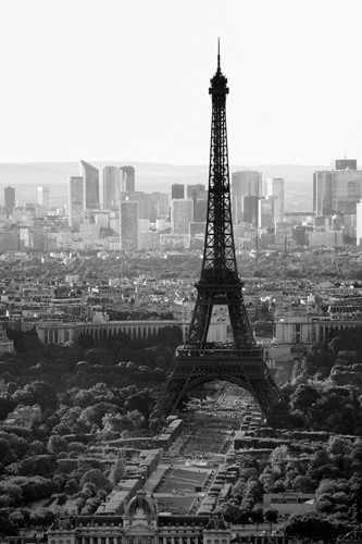 Jody Stuart, Eiffel Aerial (Architektur, Vedute, Stadtansicht, Eiffelturm, Eisenkonstruktion, La Defense, Skyline, Paris, Frankreich, Wahrzeichen,  Wohnzimmer, Fotografie, Wunschgröße, schwarz/weiß)