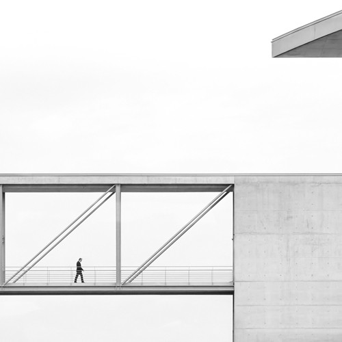 Klaus Lenzen, Across the Bridge (Architektur, Brücke, Übergang, gläserner Tunnel, futuristisch, modern, Fußgänger, Wunschgröße, Fotokunst, Whnzimmer, Büro, Business, schwarz/weiß)