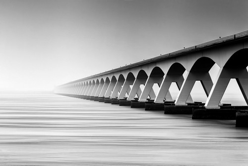 Wim Denijs, The endless Bridge (Brücke, Architektur, Konstruktiuon, modern, endlos, Meer, Meeresbrise, Nebel, Dunst, Wunschgröße, Fotokunst, Wohnzimmer, Büro, schwarz/weiß)