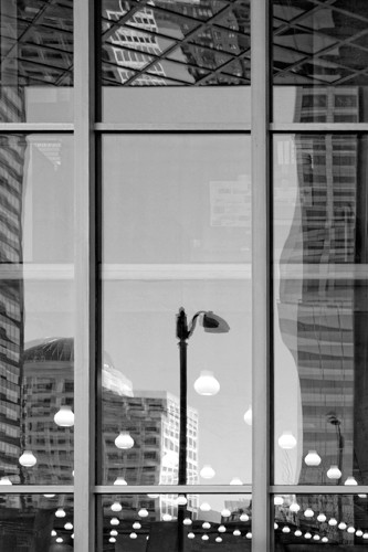 Gillian Lindsay, Urban Light (Architektur, Glasfenster, Spiegelungen, Fassaden, Detail,Fotokunst, Wunschgröße, Büro, Wohnzimmer, Business, schwarz/weiß)