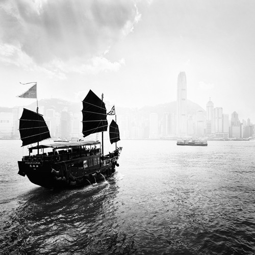 Praxis Studio, Boat in the Hong Kong Harbor (Asien, Dschunke, Boot, Wasser, Hafen, Honk Kong, Japan, Nebel, Dunst, Fotokunst, Wunschgröße, Treppenhaus, Wohnzimmer, schwarz/weiß)