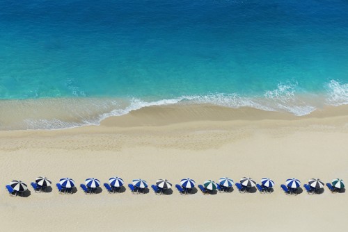 Ina Dabi, Untitled (Meer, Strand, Wellen, Sonnenschirme, Urlaub, Sommer, Meeresbrise, Vogelperspektive, Wunschgröße, Fotografie, Badezimmer, Wohnzimmer, Arztpraxis, bunt)