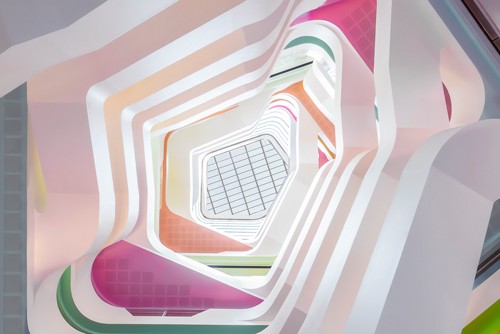 Renee Doyle, This Way - That Way - O (Treppenhaus, Interieur, Spirale, Modern, Architektur, Konstruktion, Midibank, Melbourne, Australien, Wunschgröße, Fotkunst, Wohnzimmer, Büro, Business, bunt)